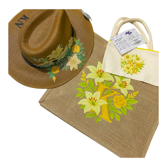 Combo Inicial K ✨ Flores Amarillas - Sombrero Fedora + Tote Bag + Cartuchera | Personalizado