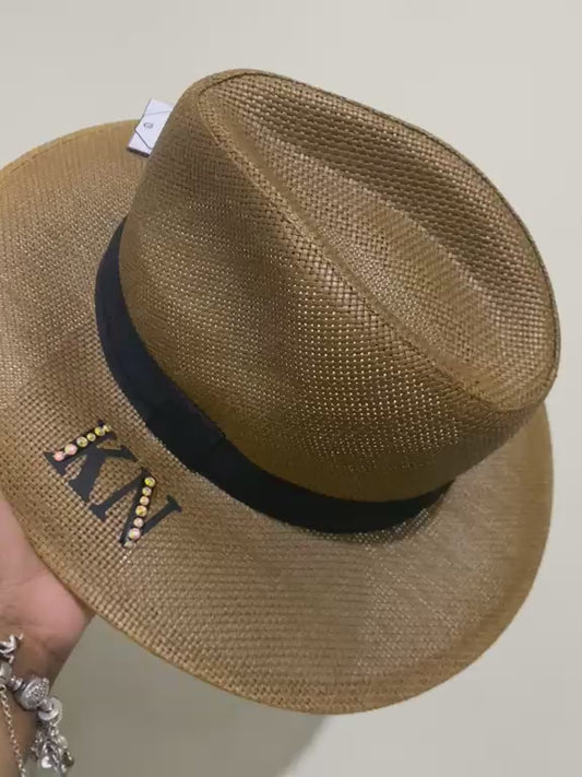 Sombrero Camel con Flores Blancas y Amarillas - Pedrería Floral Artesanal