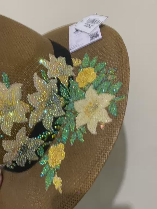 Sombrero Camel con Flores Blancas y Amarillas - Pedrería Floral Artesanal