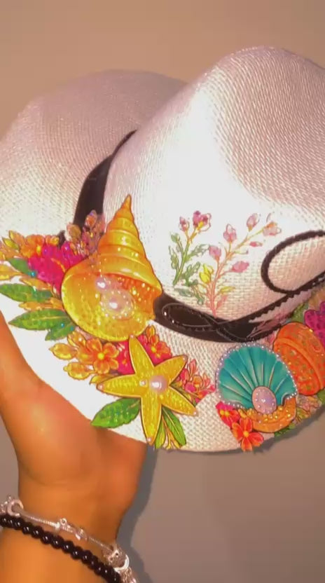 Sombrero Blanco Tropical Marino - Conchas, Caracoles y Flores Pintadas a Mano + Pedrería